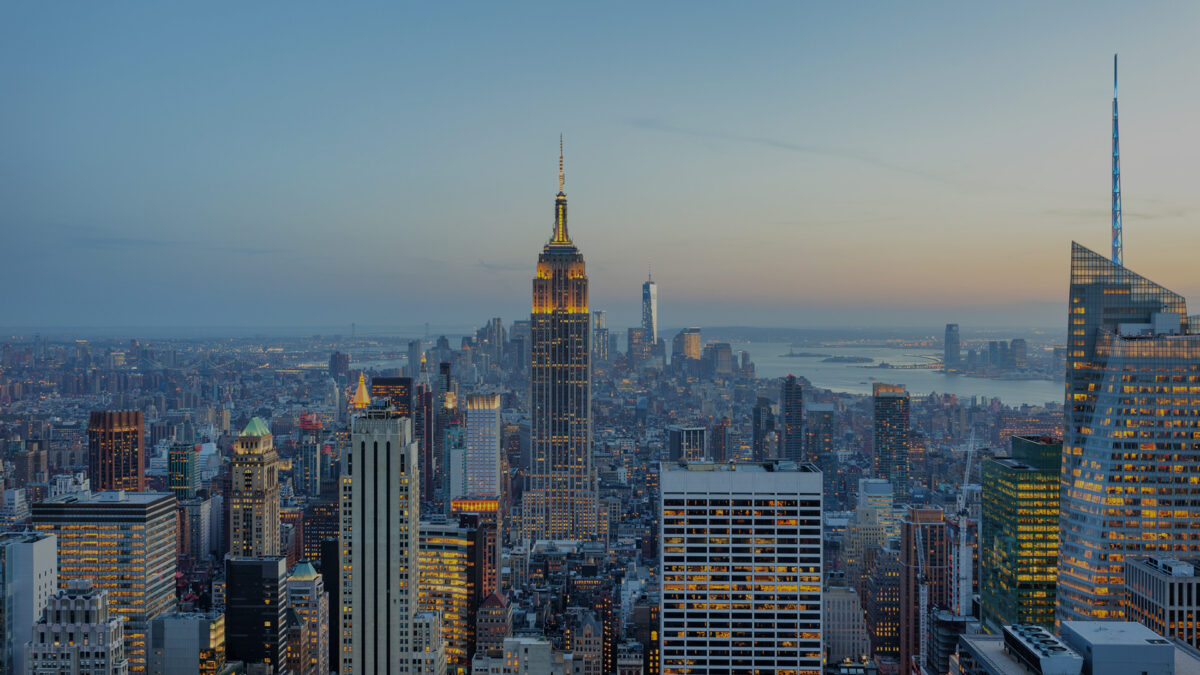 Vue panoramique de l'Empire State Building et du One World Trade center à New York.