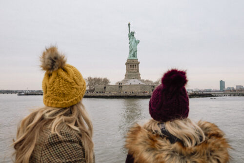 Deux personnes regardent la statue de la liberté