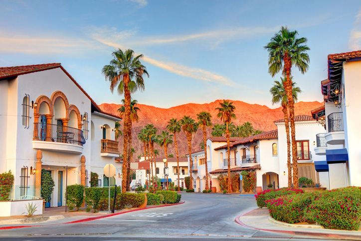 grands-palmiers-dans-la-vieille-ville-de-La-Quinta-en-Californie