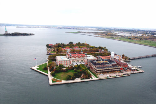Vue d'Ellis Island avec la statue de la liberté au second plan.