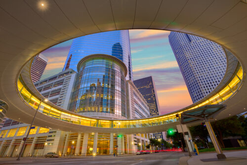 Passerelle piétonne moderne du bâtiment Chevron au centre-ville de Houston, Texas, au coucher du soleil.
