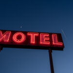 Enseigne néon d'un motel aux États-Unis