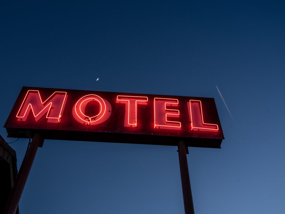 Enseigne néon d'un motel aux États-Unis