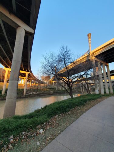 ponts autoroutiers de Houston au Texas depuis un chemin du Buffalo Bayou Park