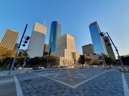 carrefour du centre ville de Houston Texas avec des gratte-ciel au second plan