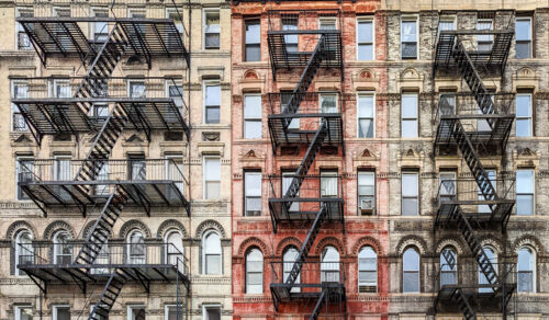 façade d'anciens logements new yorkais de type tenement avec escaliers de secours 