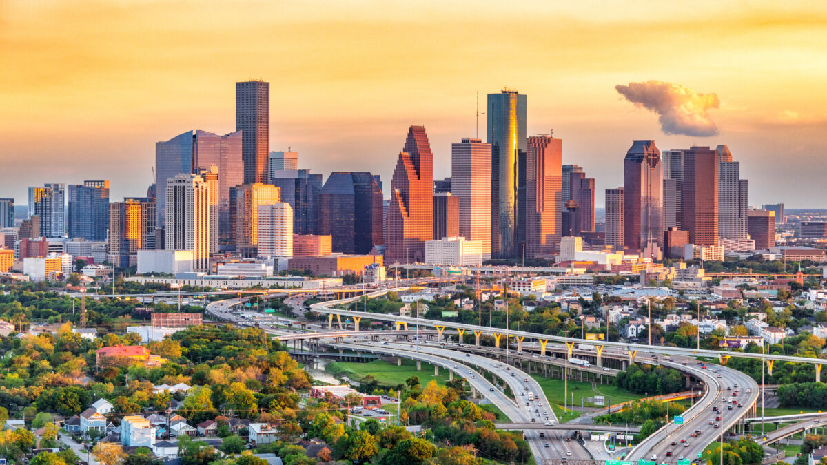 Vue aérienne du centre ville de Houston Texas avec ses autoroutes et sa skyline