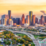Vue aérienne du centre ville de Houston Texas avec ses autoroutes et sa skyline