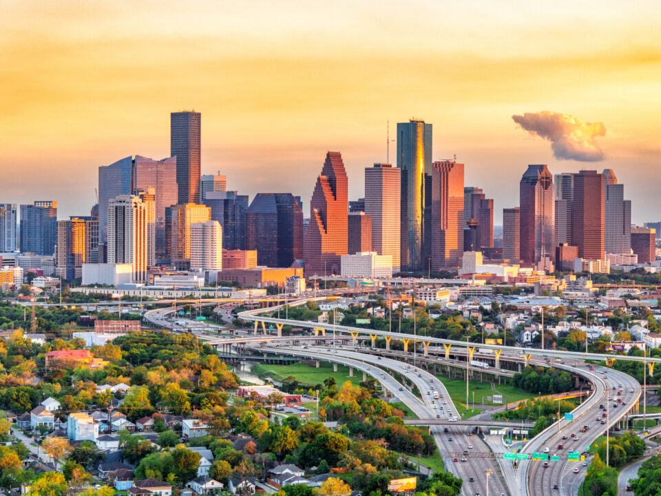 Vue aérienne du centre ville de Houston Texas avec ses autoroutes et sa skyline