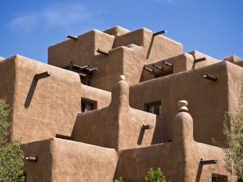 Facade d'un bâtiment en adobe de style Pueblo Revival à Santa Fe