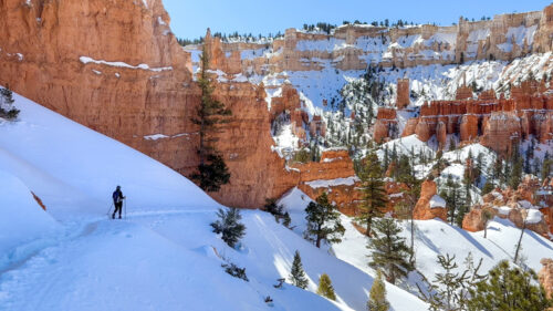 une randonneuse dans le paysage enneigé de bryce canyon national parc