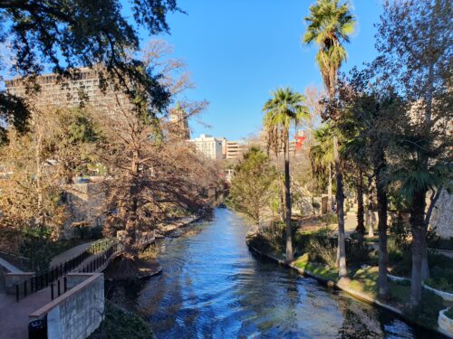 Ambiance paisible au bord de la river walk de San Antonio