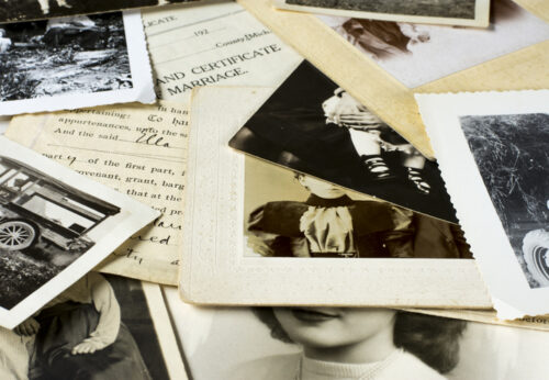 Veilles photos et documents évoquant les recherches généalogiques
