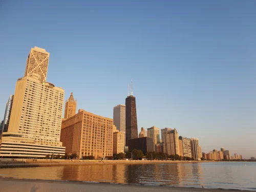vue sur les immeubles depuis une plage urbaine de chicago