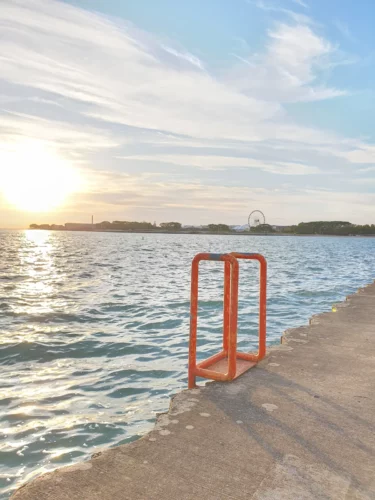 rivage du lac michigan avec son echelle orange caractéristique