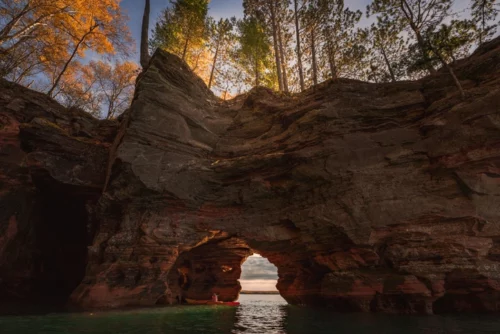 kayakiste explorant une grotte d'apostle island wisconsin