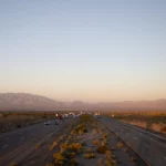 Vue de l'autoroute du desert de Mojave en Californie au coucher du soleil