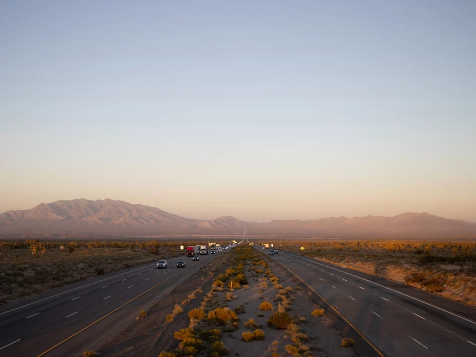 Vue de l'autoroute du desert de Mojave en Californie au coucher du soleil