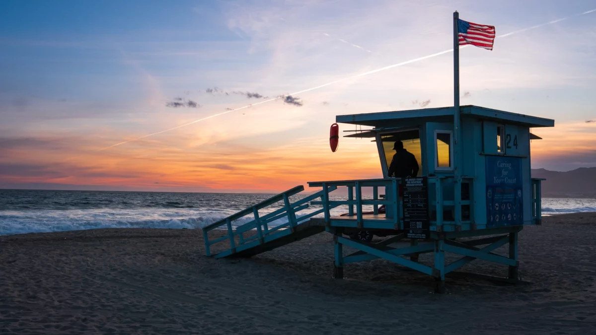 cabine de sauveteur typique sur une plage californienne au coucher du soleil
