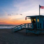cabine de sauveteur typique sur une plage californienne au coucher du soleil