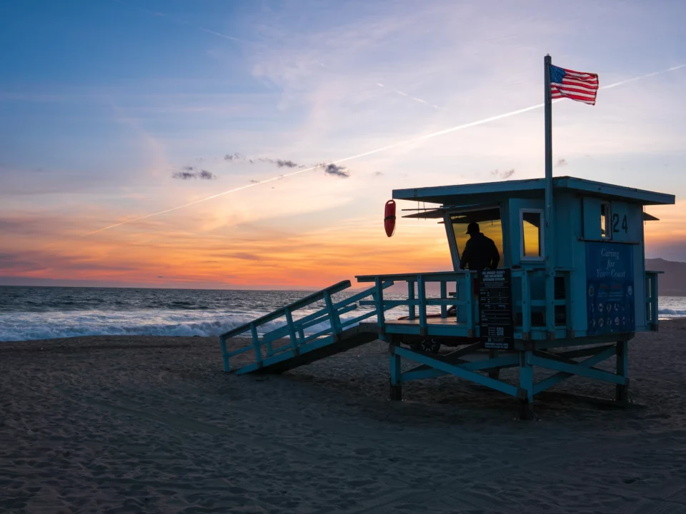 cabine de sauveteur typique sur une plage californienne au coucher du soleil