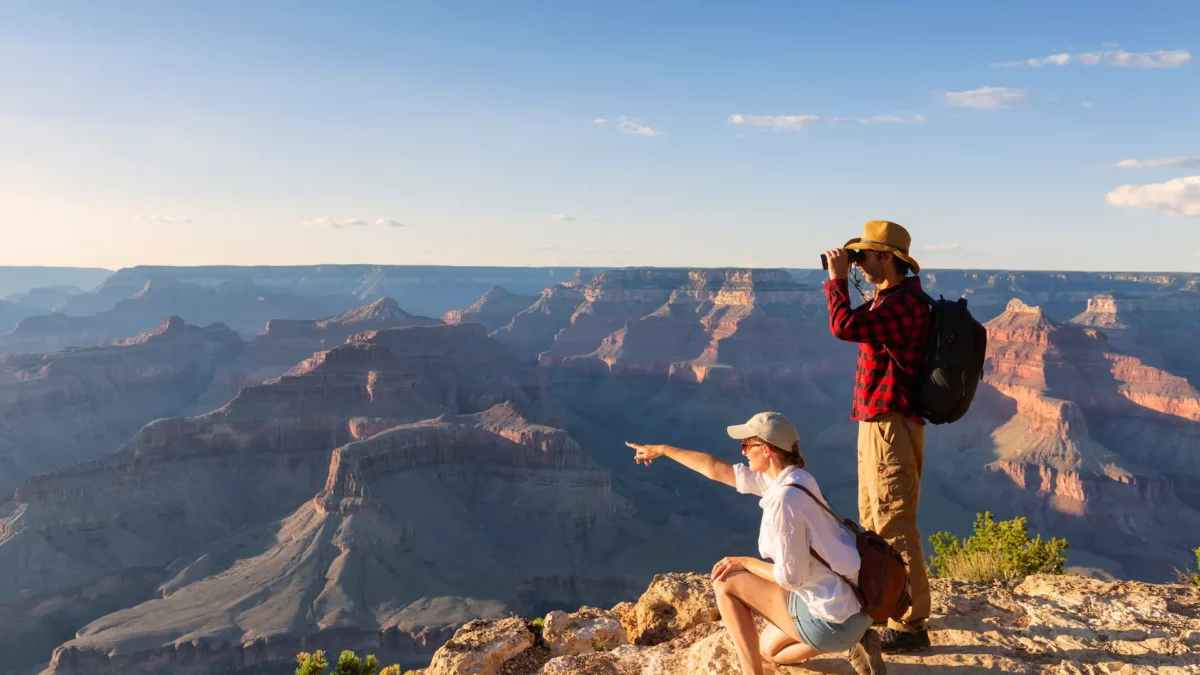 un couple de voyageurs face au grand canyon aux États-Unis