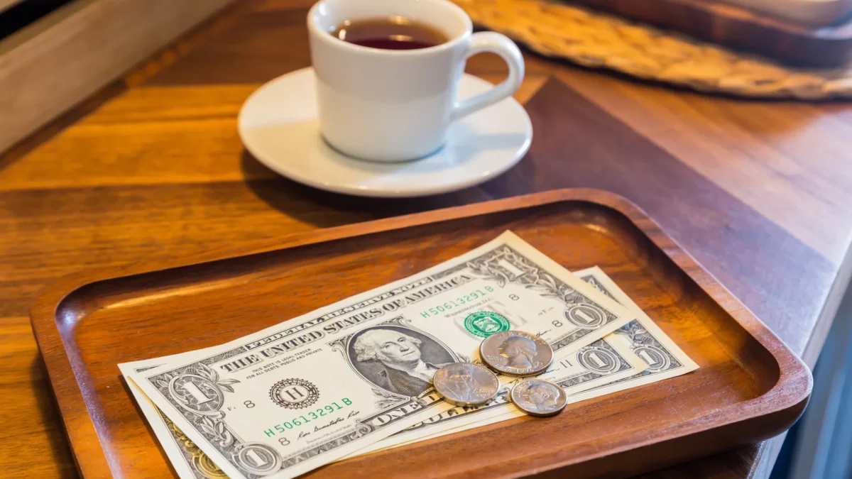 des dollars laissés sur une table en guise de pourboire dans un bar restaurant américain