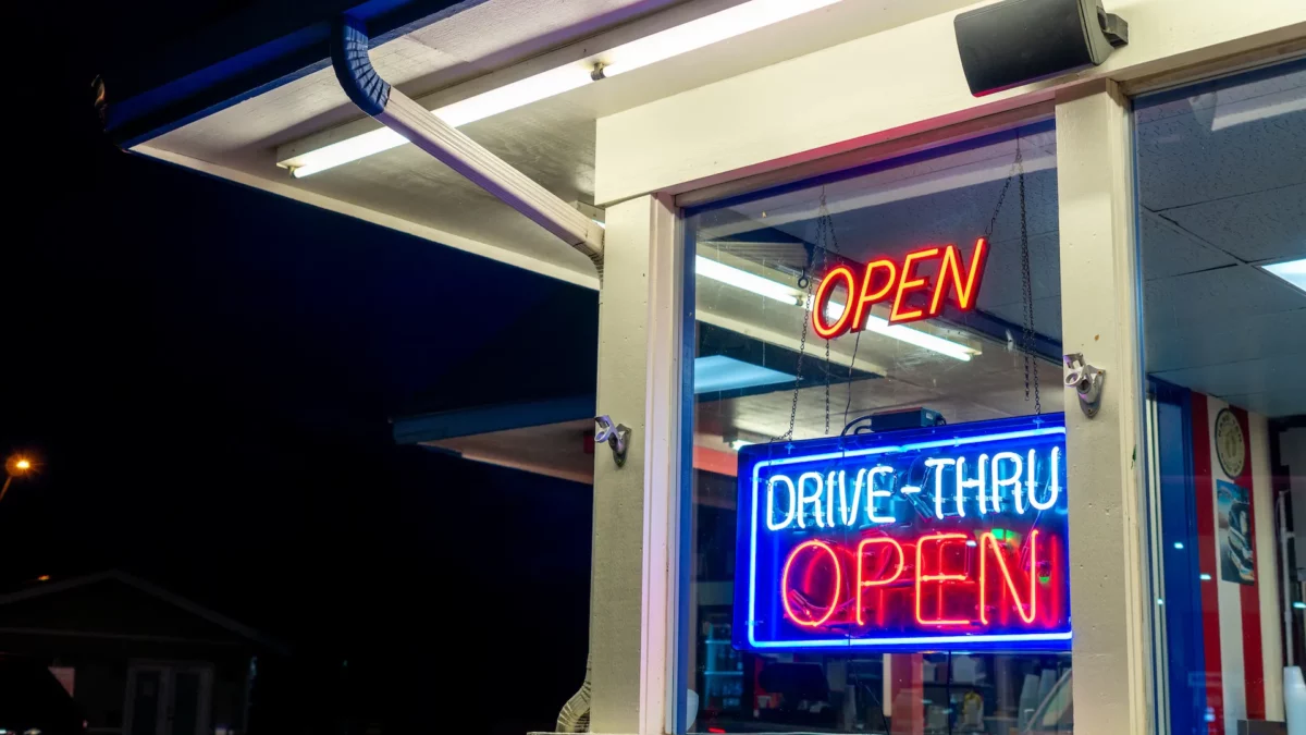 devanture d'un diner typique américaine avec néon indiquant open
