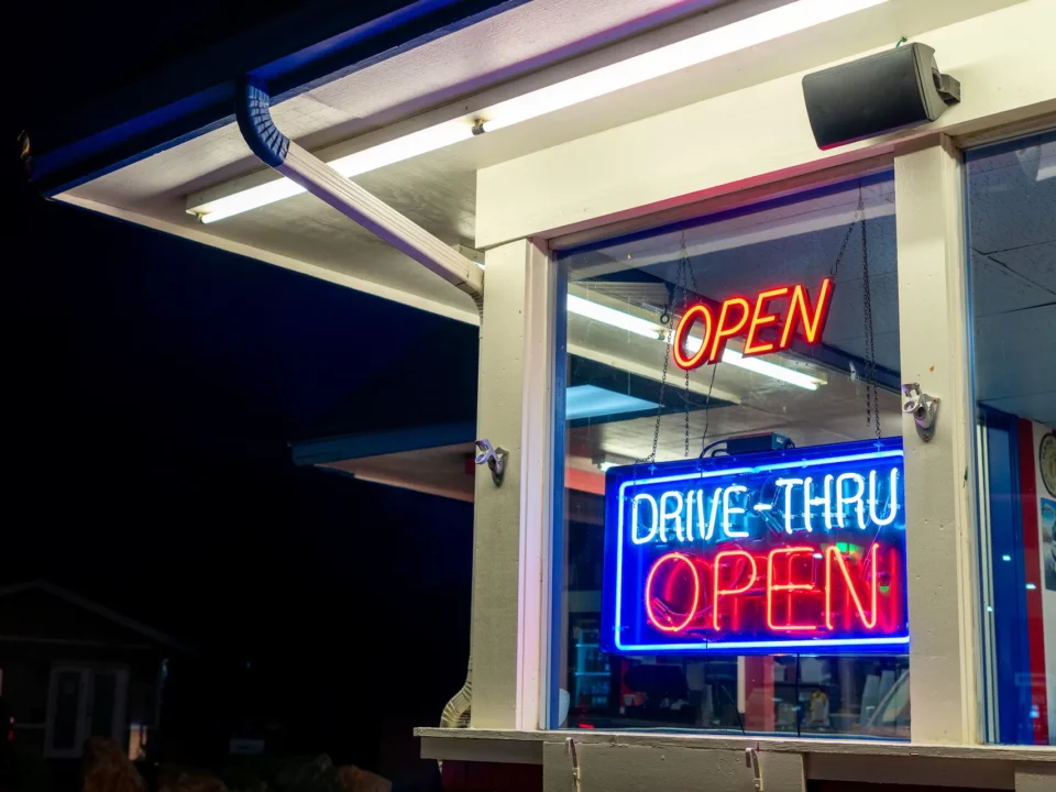 devanture d'un diner typique américaine avec néon indiquant open