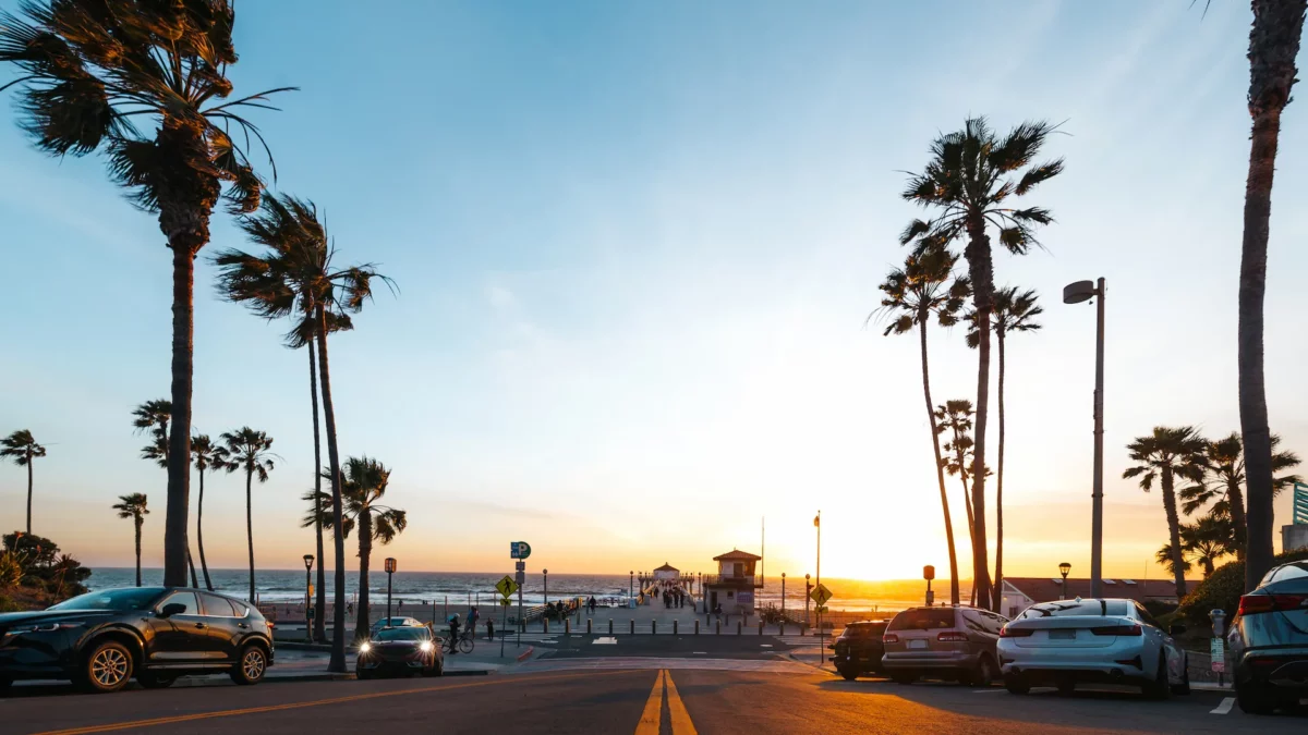route qui descend vers la jetée de manhattan beach en californie en fin de journée