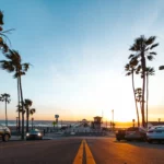 route qui descend vers la jetée de manhattan beach en californie en fin de journée