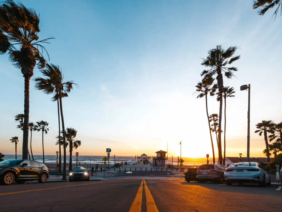 route qui descend vers la jetée de manhattan beach en californie en fin de journée