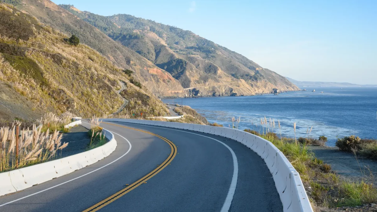 Route côtière en Californie par un temps ensoleillé