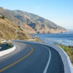 Route côtière en Californie par un temps ensoleillé