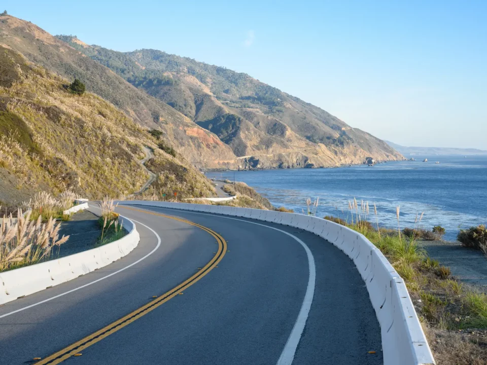 Route côtière en Californie par un temps ensoleillé