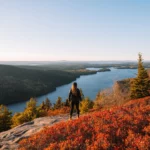 Randonneuse dans le parc Acadia dans le Maine aux États-Unis