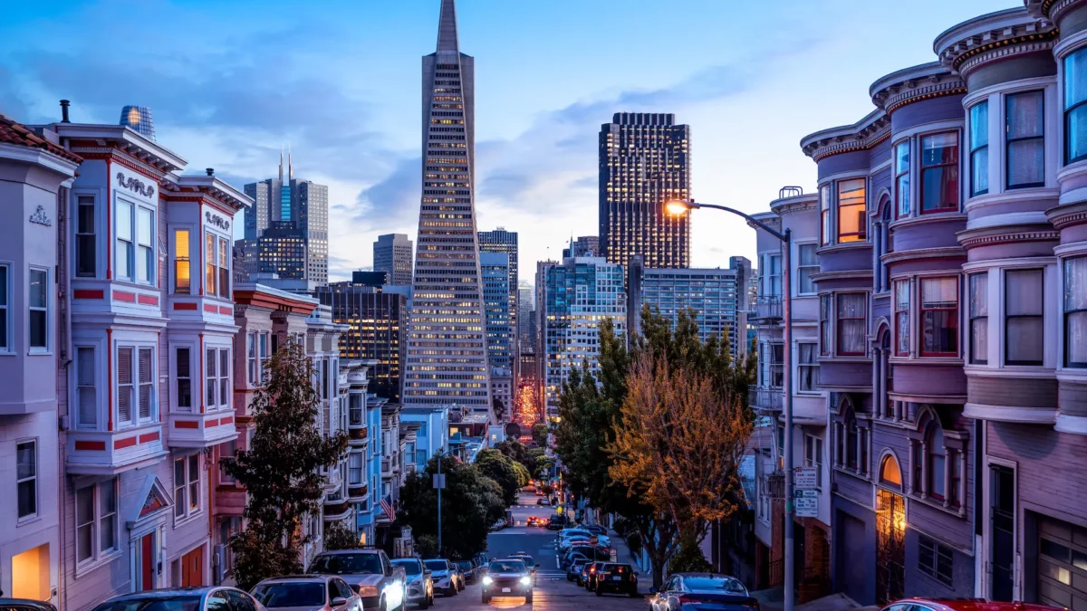 une rue de san francisco en californie à la tombée de la nuit