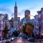 une rue de san francisco en californie à la tombée de la nuit