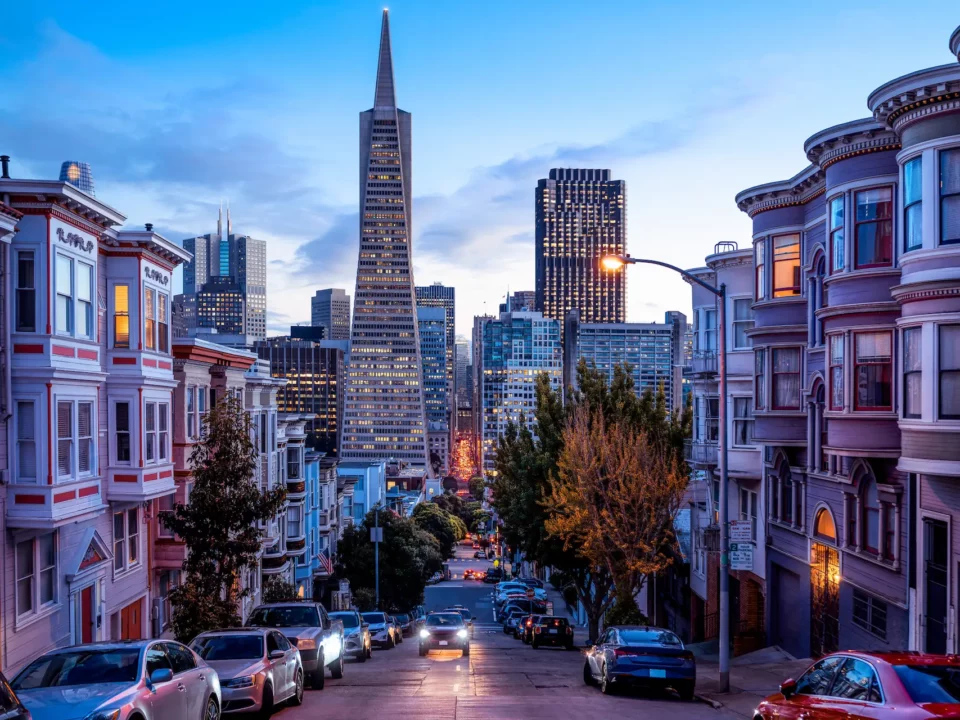 une rue de san francisco en californie à la tombée de la nuit