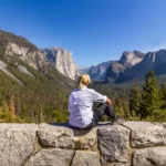 voyageur qui contemple la vallée de yosemite en Californie