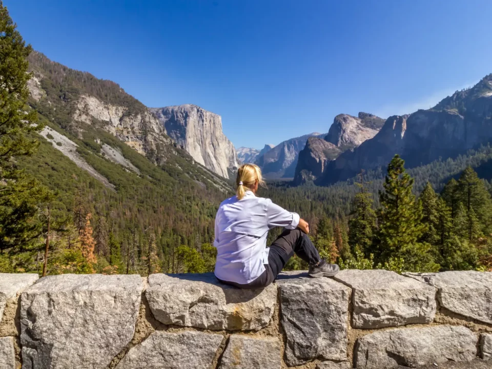voyageur qui contemple la vallée de yosemite en Californie