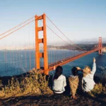 des voyageurs regardent le pont golden gate bridge de san francisco en californie