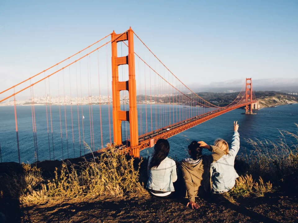 des voyageurs regardent le pont golden gate bridge de san francisco en californie
