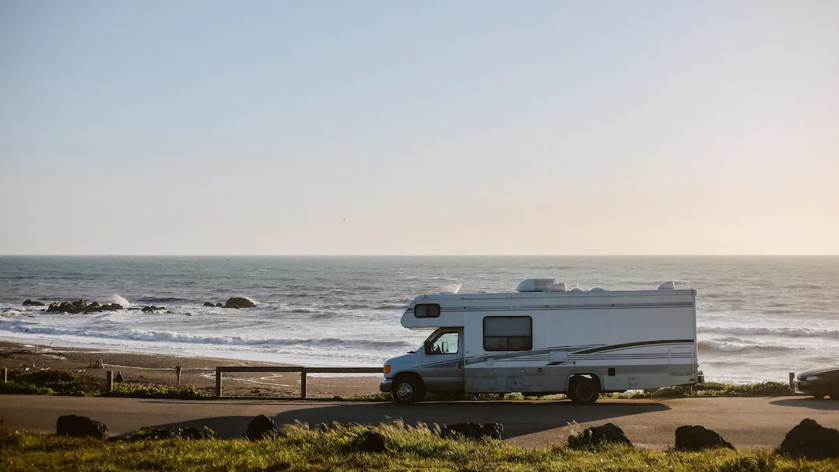 un camping-car (RV) au bord de l'océan en Californie