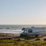 un camping-car (RV) au bord de l'océan en Californie