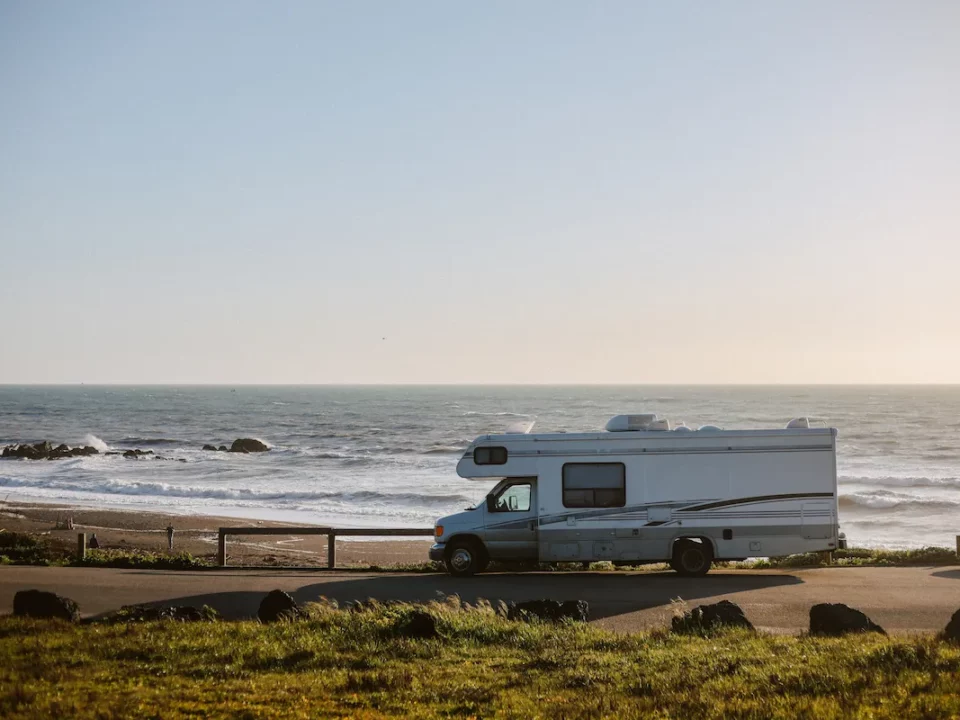 un camping-car (RV) au bord de l'océan en Californie