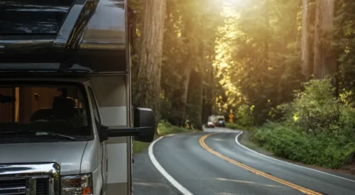 camping-car au bord d'une route au milieu d'une forêt de sequoia aux États-Unis