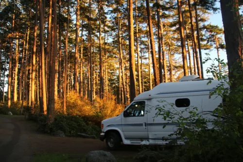 un camping-car américain stationné au milieu d'une forêt aux États-Unis